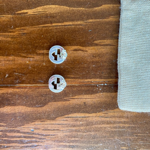 Gucci Interlocking Textured Silver Stud Earrings - Picture 6 of 9